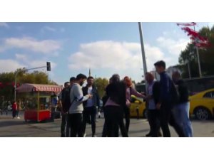 Evden kaçan kızını eve götürmek isteyen adama ilk önce kızının sonra vatandaşların saldırdığı anlar kamerada