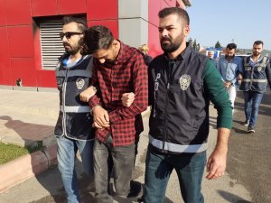 Araçlardaki yazı ve aksesuarlar kapkaç şüphelilerini yakalattı