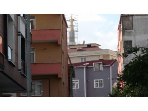 Eşiyle tartışan kadın kendisini ikinci kattan aşağı attı