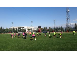 Isparta 32 Spor, yardımcı antrenörleriyle Sarayköyspor’a bileniyor
