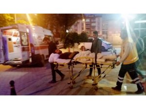 Askıda kalan traktörün dönen tekerine takılan sürücü yaralandı