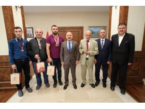 Vali Varol, başarılı görme engelli sporcuları kutladı