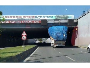 Aşırı yüklü kamyon trafiği tehlikeye soktu