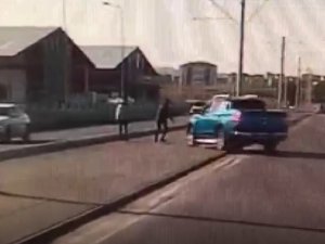 ’Şaka’ amaçlı kamyoneti arkadaşlarının üstüne süren genç serbest bırakıldı