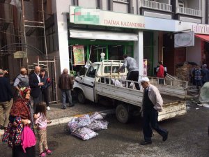 Kontrolden çıkan kamyonet markete daldı
