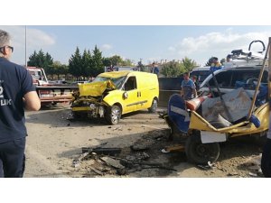 Yolda aydınlatma bakımı yapan işçilerin aracına ekmek aracı çarptı: 6 yaralı