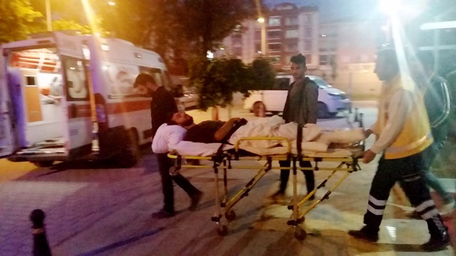 Askıda kalan traktörün dönen tekerine takılan sürücü yaralandı