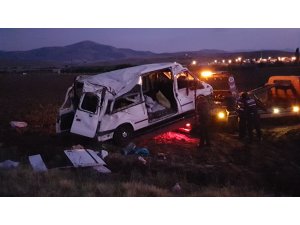 Tarım işçilerini taşıyan minibüs devrildi: 14 yaralı