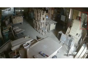 Güpegündüz elini kolu sallaya sallaya iş yerini soydu