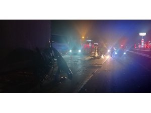 Sakarya’da kamyonet tıra arkadan çarptı: 1 ölü 1 yaralı