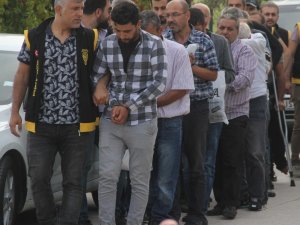 TV programlarında aranan dolandırıcı fuhuş operasyonunda yakalandı