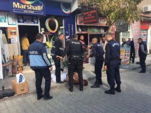 Sokak ortasında bir anda kendini jiletlemeye başladı