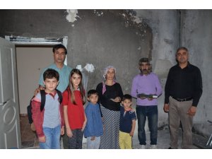 Yanan evden komşularının uyarısıyla çıktılar