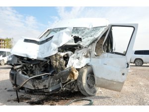 Minibüsle beton mikseri çarpıştı: 3 yaralı