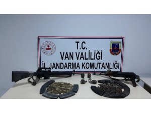 Van’ın Gürpınar ilçesinde PKK’ya ait silah ve mühimmat ele geçirildi