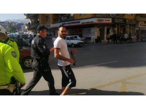 Trafik polislerinin fotoğrafını çekti asayiş ekipleri gözaltına aldı