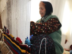 Selver nine dokuma tezgahının başında anılarını yaşatıyor