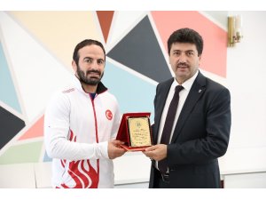 Rektör Sarıbıyık’tan, Dünya Şampiyonu Altun’a teşekkür plaketi
