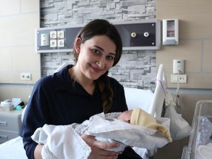 955 gram doğan Aren bebek 100 günde hayata tutundu