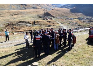 Anzer Yaylası'nda kaçak binaların yıkımına ara verildi