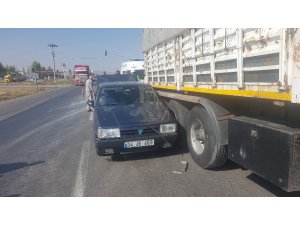 Otomobil tıra çarptı: 1 yaralı
