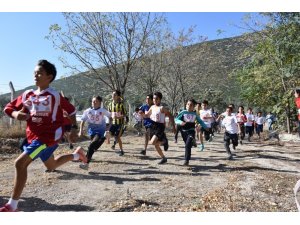 Isparta’da yüzlerce sporcu atletizm yarışmasında ter döktü