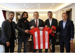 Tosyaspor’dan Kaymakam Pişkin ve Başkan Kavaklıgil’e forma