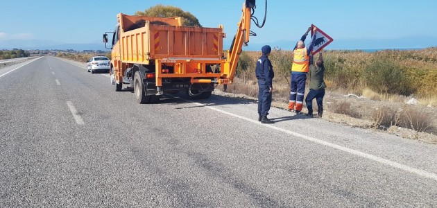 Derebucak yoluna yaban domuzu uyarı levhaları dikildi