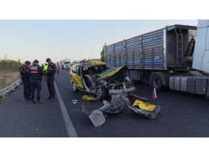 Ticari taksi kamyona çarptı: 1 ölü, 1 yaralı