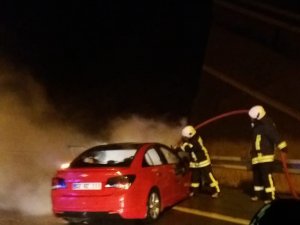 Siirt’te bariyerlere çarpan araç alev alarak yandı