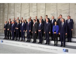 Bakan Akar, NATO Savunma Bakanları aile fotoğrafına katıldı