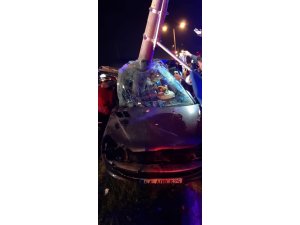 Kontrolden çıkan otomobil aydınlatma direğine ok gibi saplandı: 2 yaralı