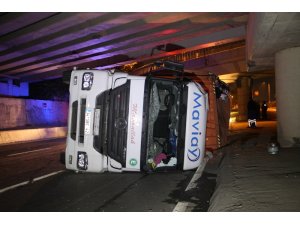 Bakırköy’de üst geçide çarpan TIR yola devrildi