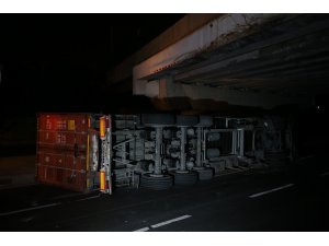 Bakırköy'de devrilen tırın şoförü yaralandı