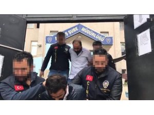 ‘Mahallenin namusuyla nasıl oynarsın’ diyerek darp ettikleri şahsa senet imzalattıran 3 kişi tutuklandı