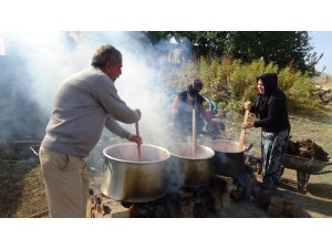 Domatesi elinde kalan üretici, çareyi salça yapmakta buldu