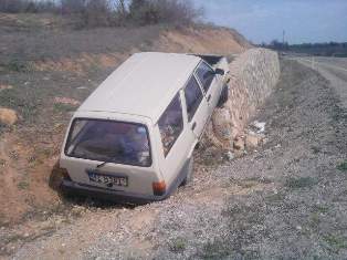 Otomobil istinat duvarına çıktı: 3 yaralı