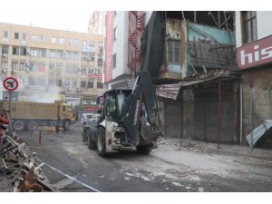 Koruma altındaki tarihi bina çöktü, korku dolu anlar yaşandı