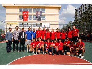 Kadın basketbolcular liseli öğrencilerle buluştu