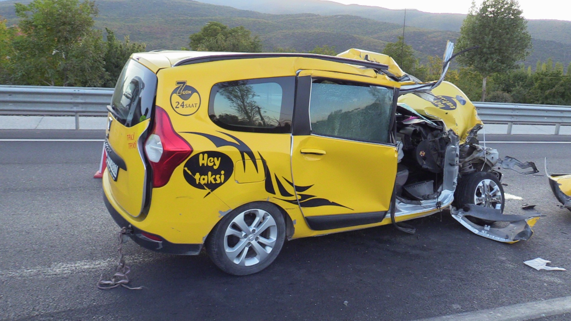 Ticari taksi kamyona çarptı: 1 ölü, 1 yaralı