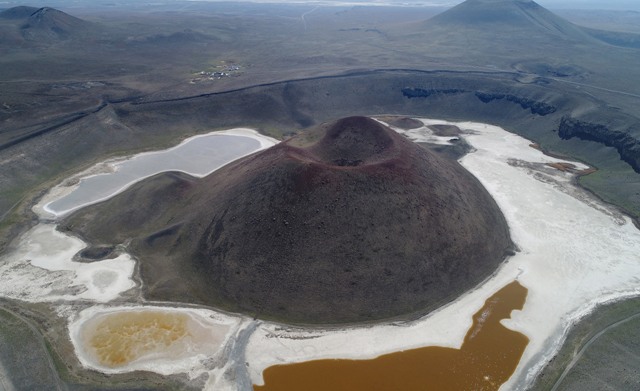 Kuruyan Meke Gölü'nün ziyaretçisi eksik olmuyor