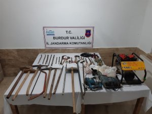 Patlayıcıyı kurup sit alanını kazmak isterken suçüstü yakalandılar