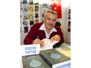 Toptaş, Kur’an’dan Rahmet Esintileri kitabını imzaladı