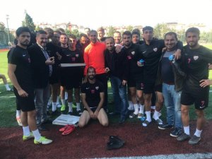 Isparta 32 Spor yöneticilerinden futbolculara deplasman öncesi tatlı ikramı