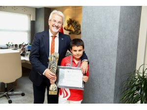 Turgay Erdem, 8 yaşındaki şampiyonu ağırladı