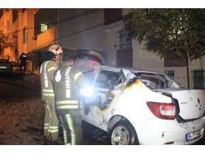 Küçükçekmece’de park halindeki otomobil alev alev yandı