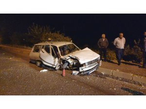 Alkollü sürücü önce elektrik direğini devirdi sonra karşı yola geçti