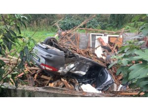 Otomobil kulübeye çarptı: 1 ölü, 1 yaralı