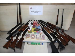 Şüphelenilen araçtan çok sayıda ruhsatsız tüfek çıktı