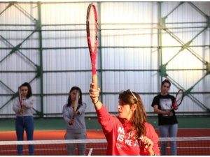 Üniversiteli öğrencilere tenis kursu